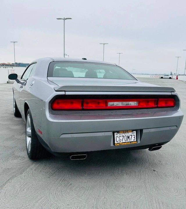 Dodge Challenger Vehicle Full-screen Gallery Image 05