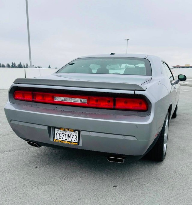 Dodge Challenger Vehicle Full-screen Gallery Image 07