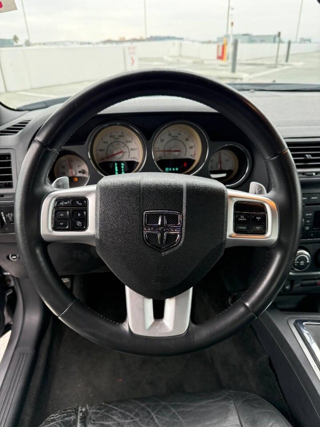 Dodge Challenger Vehicle Full-screen Gallery Image 10