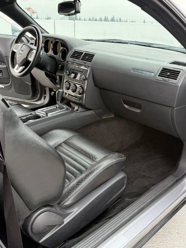 Dodge Challenger Vehicle Full-screen Gallery Image 12