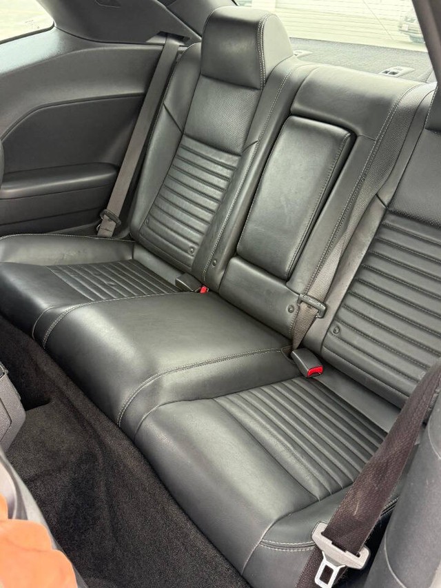 Dodge Challenger Vehicle Full-screen Gallery Image 14