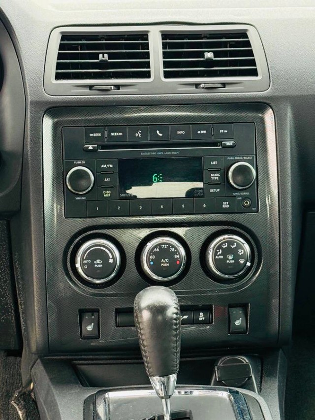 Dodge Challenger Vehicle Full-screen Gallery Image 15