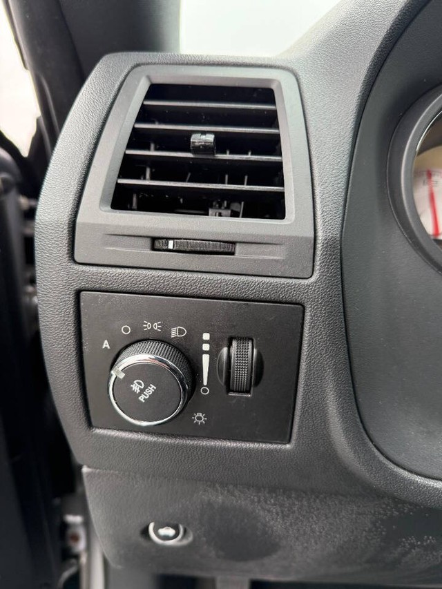 Dodge Challenger Vehicle Full-screen Gallery Image 16