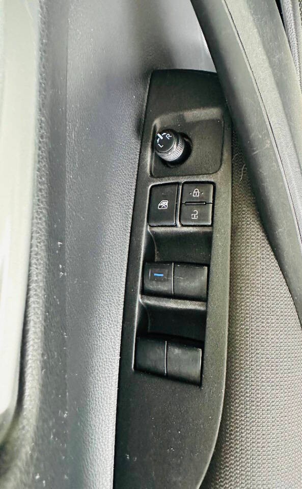 Toyota Corolla Vehicle Full-screen Gallery Image 14