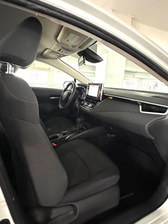 Toyota Corolla Vehicle Full-screen Gallery Image 18