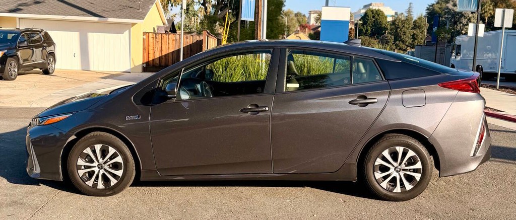 Toyota Prius Prime Vehicle Full-screen Gallery Image 04