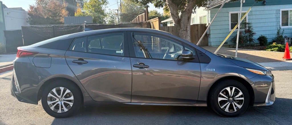 Toyota Prius Prime Vehicle Full-screen Gallery Image 05