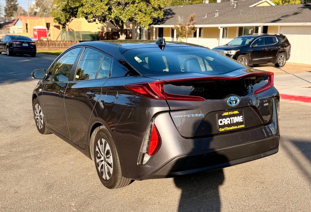 Toyota Prius Prime Vehicle Full-screen Gallery Image 06