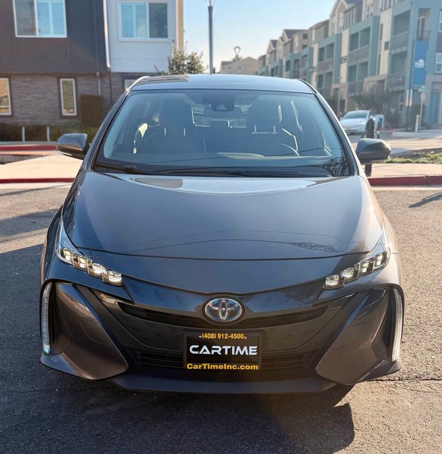 Toyota Prius Prime Vehicle Full-screen Gallery Image 03