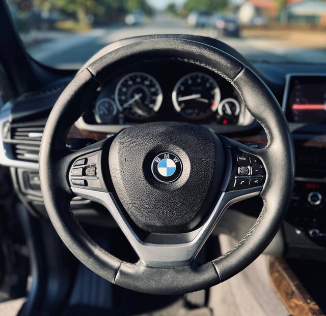 BMW X5 Vehicle Full-screen Gallery Image 09