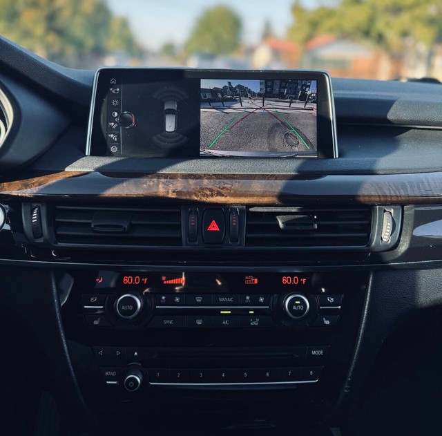 BMW X5 Vehicle Full-screen Gallery Image 11