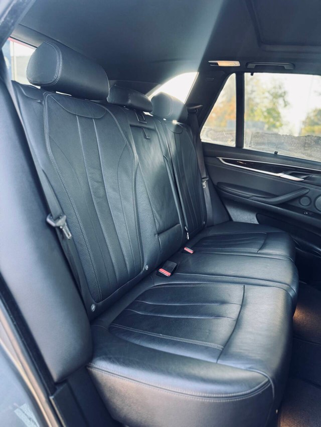 BMW X5 Vehicle Full-screen Gallery Image 16