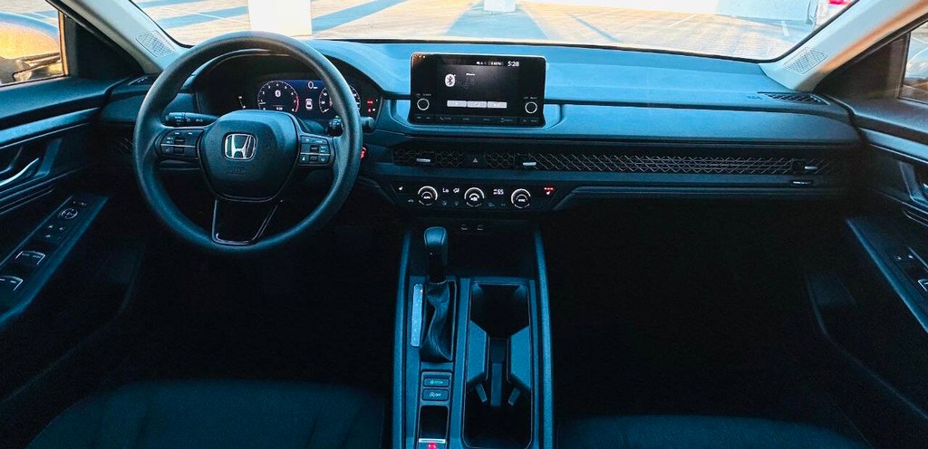 Honda Accord Sedan Vehicle Full-screen Gallery Image 09