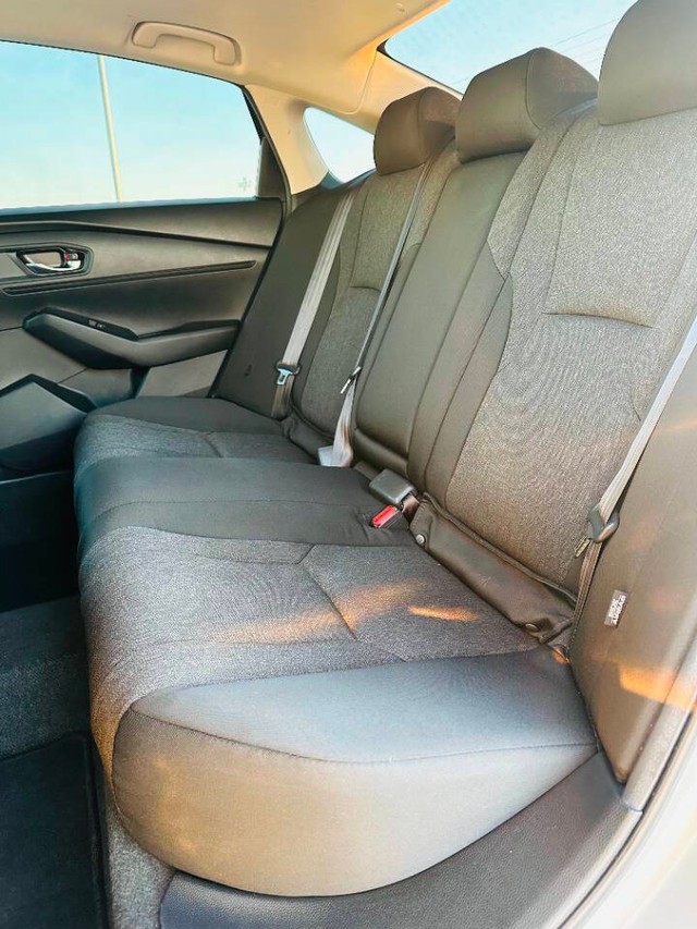 Honda Accord Sedan Vehicle Full-screen Gallery Image 15