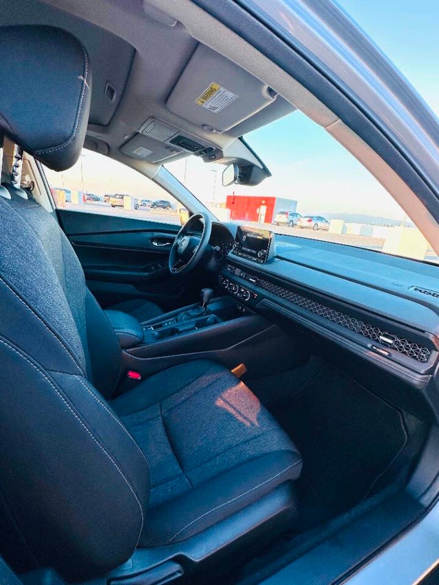 Honda Accord Sedan Vehicle Full-screen Gallery Image 16