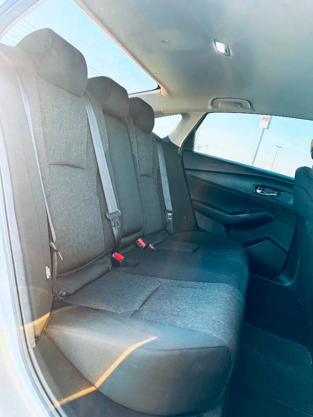 Honda Accord Sedan Vehicle Full-screen Gallery Image 17