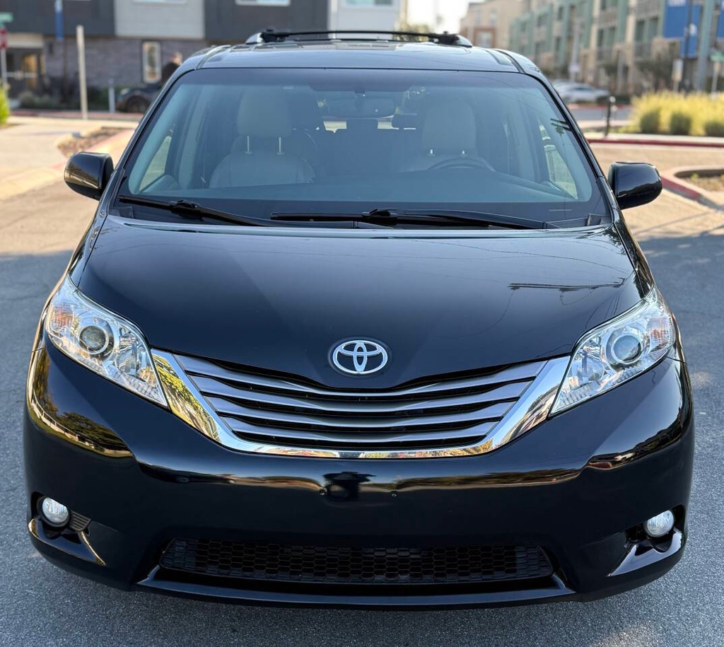 Toyota Sienna Vehicle Full-screen Gallery Image 02