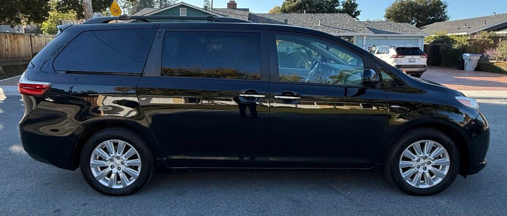 Toyota Sienna Vehicle Full-screen Gallery Image 05