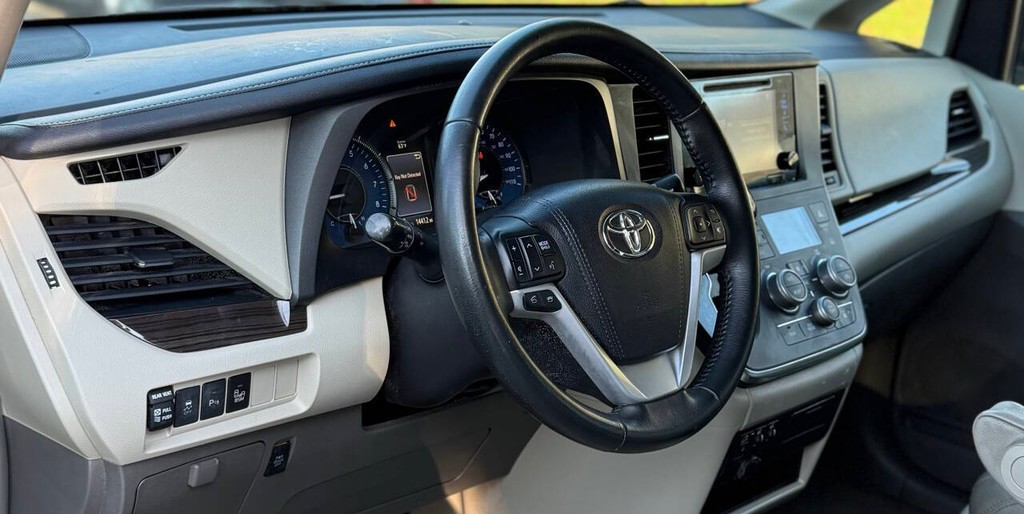 Toyota Sienna Vehicle Full-screen Gallery Image 09