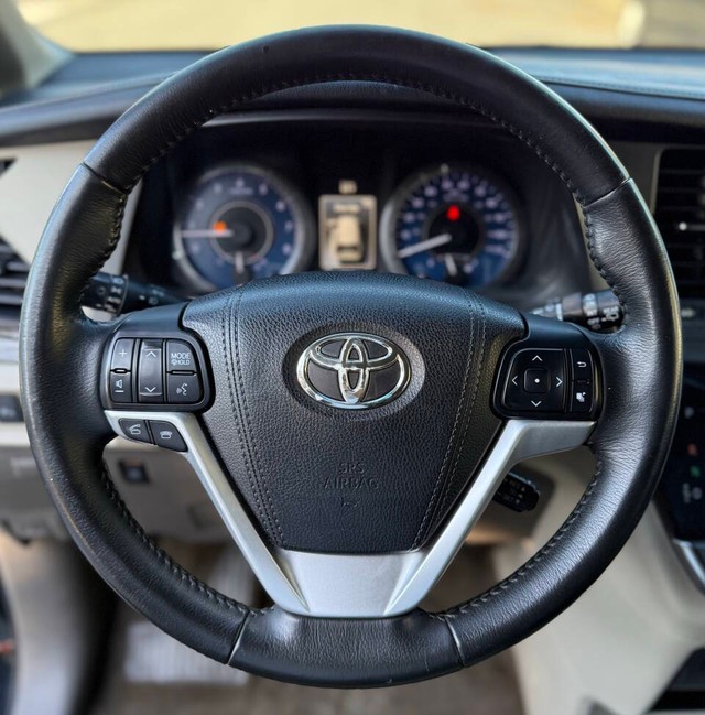 Toyota Sienna Vehicle Full-screen Gallery Image 11