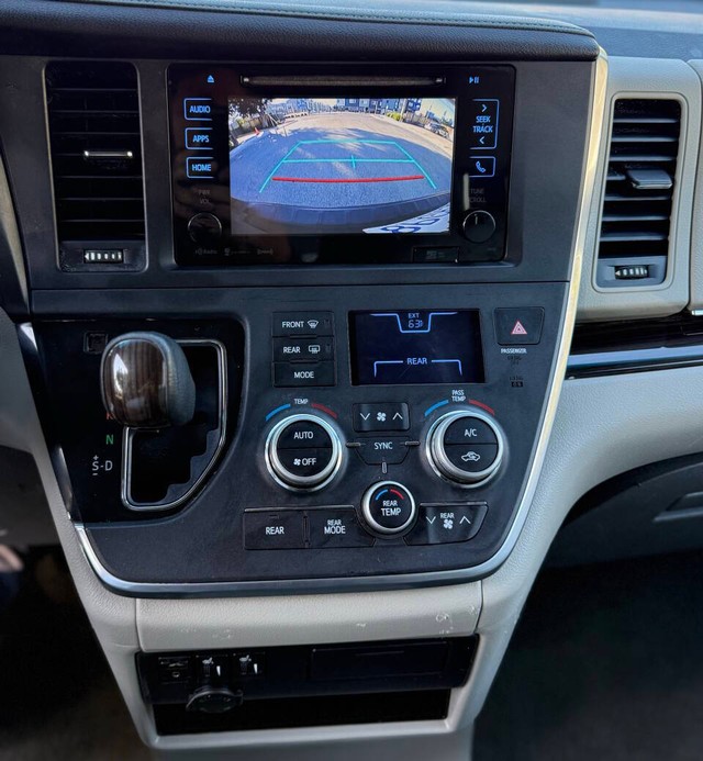 Toyota Sienna Vehicle Full-screen Gallery Image 13