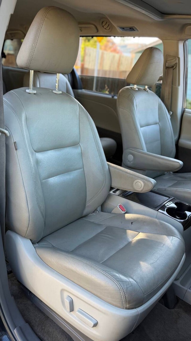 Toyota Sienna Vehicle Full-screen Gallery Image 14
