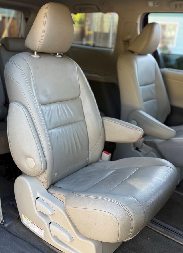 Toyota Sienna Vehicle Full-screen Gallery Image 15