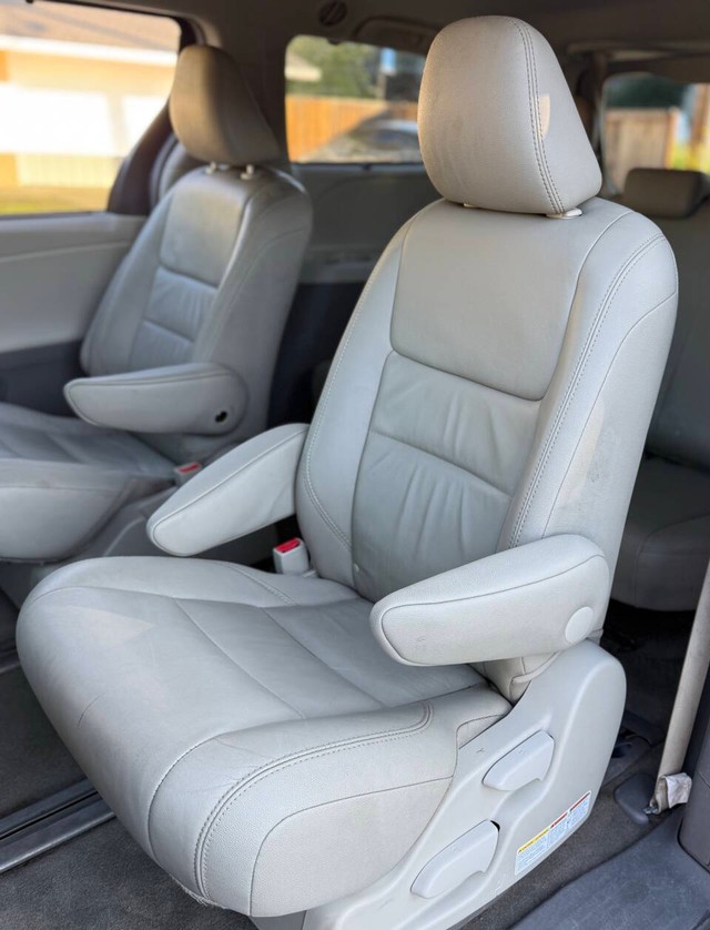 Toyota Sienna Vehicle Full-screen Gallery Image 16