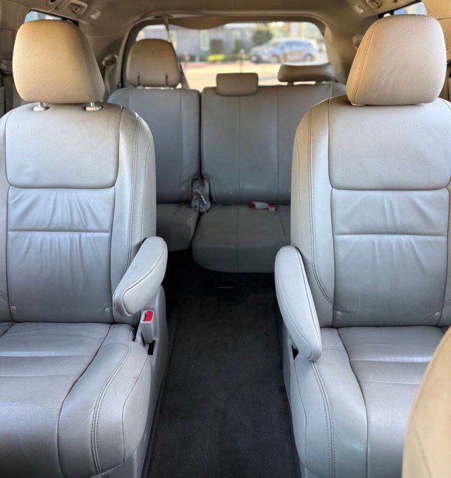 Toyota Sienna Vehicle Full-screen Gallery Image 17