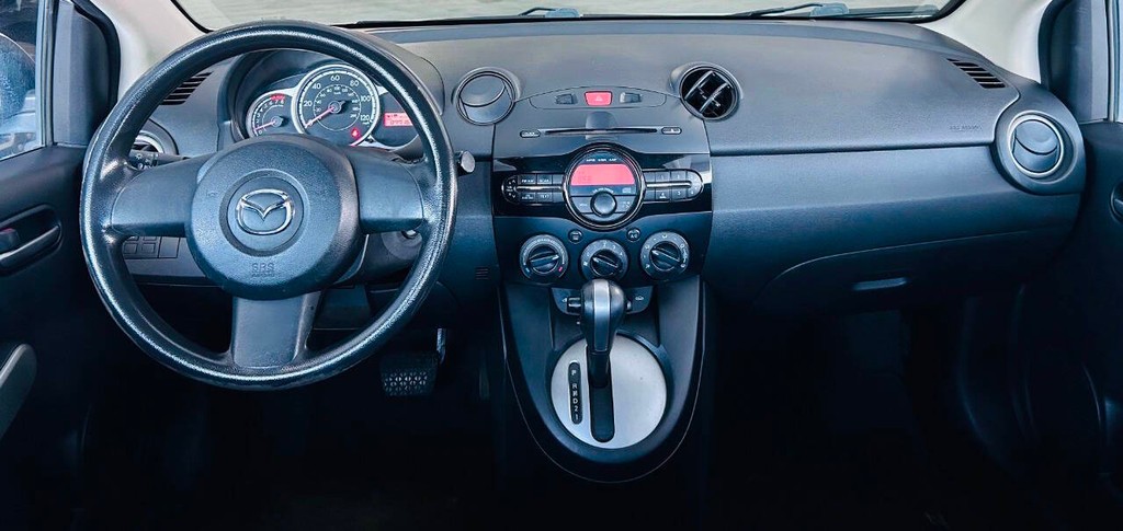 Mazda Mazda2 Vehicle Full-screen Gallery Image 09