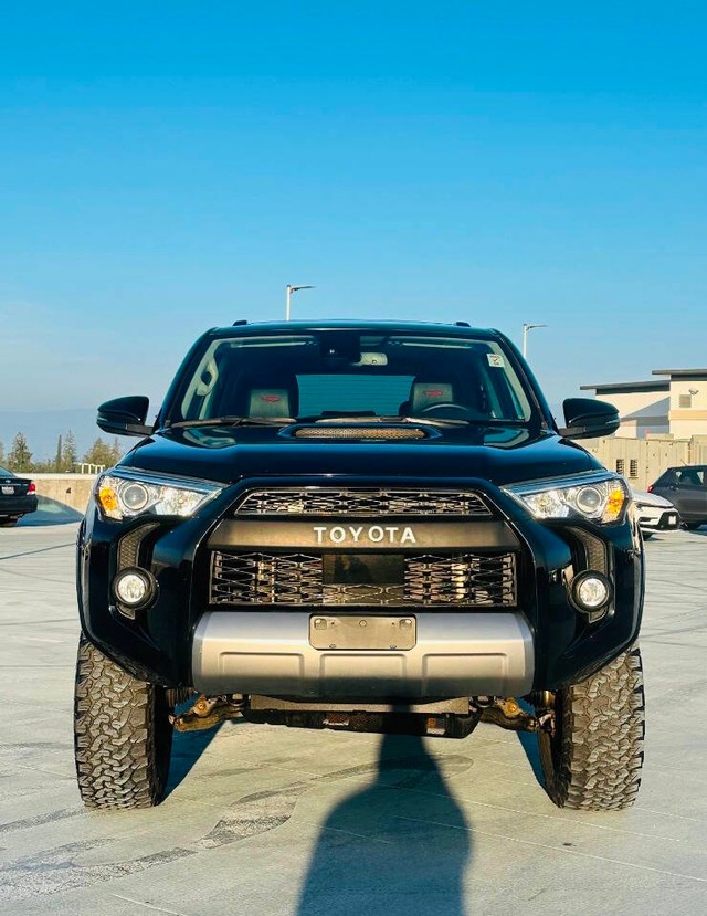 Toyota 4Runner Vehicle Full-screen Gallery Image 02