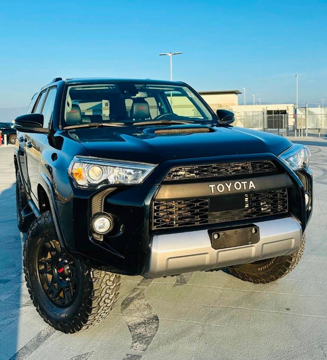 Toyota 4Runner Vehicle Full-screen Gallery Image 03