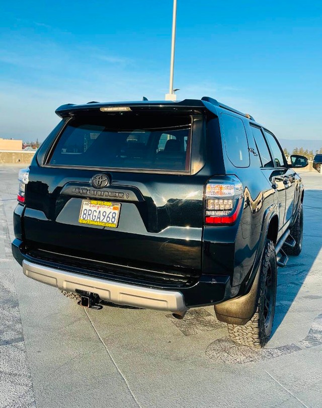 Toyota 4Runner Vehicle Full-screen Gallery Image 05