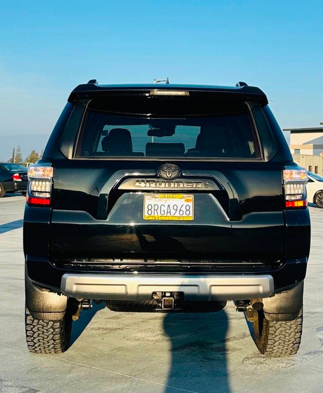 Toyota 4Runner Vehicle Full-screen Gallery Image 06