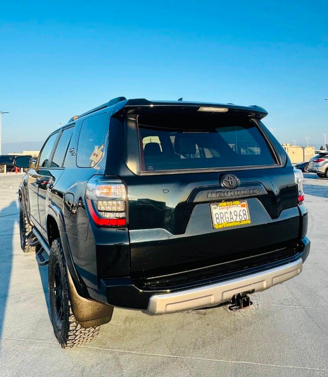 Toyota 4Runner Vehicle Full-screen Gallery Image 07