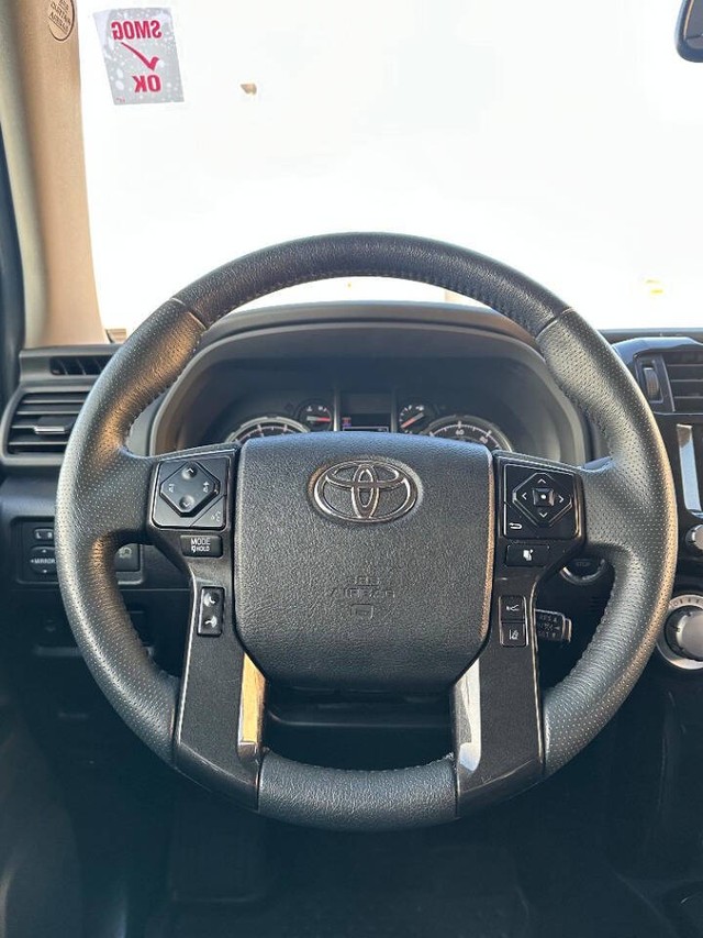 Toyota 4Runner Vehicle Full-screen Gallery Image 11