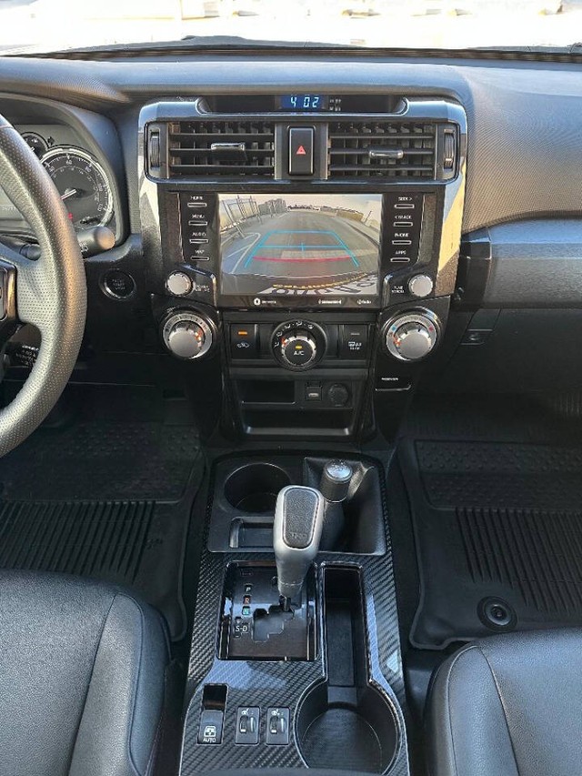 Toyota 4Runner Vehicle Full-screen Gallery Image 12