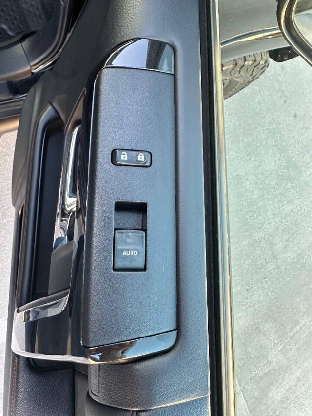 Toyota 4Runner Vehicle Full-screen Gallery Image 15