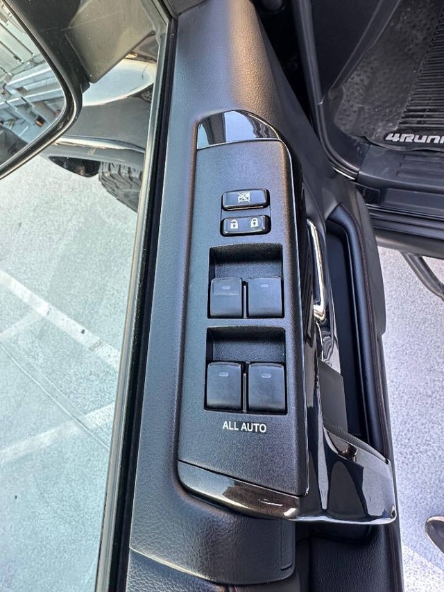 Toyota 4Runner Vehicle Full-screen Gallery Image 16