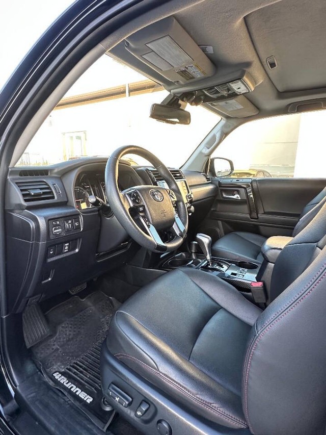 Toyota 4Runner Vehicle Full-screen Gallery Image 17