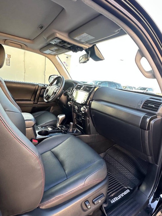 Toyota 4Runner Vehicle Full-screen Gallery Image 18