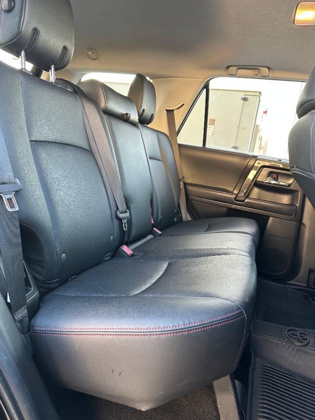 Toyota 4Runner Vehicle Full-screen Gallery Image 19