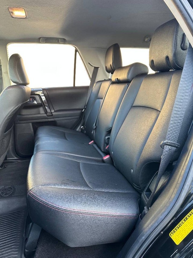 Toyota 4Runner Vehicle Full-screen Gallery Image 20