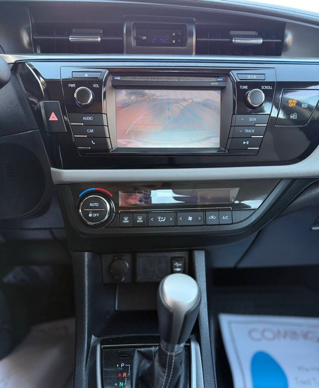 Toyota Corolla Vehicle Full-screen Gallery Image 11