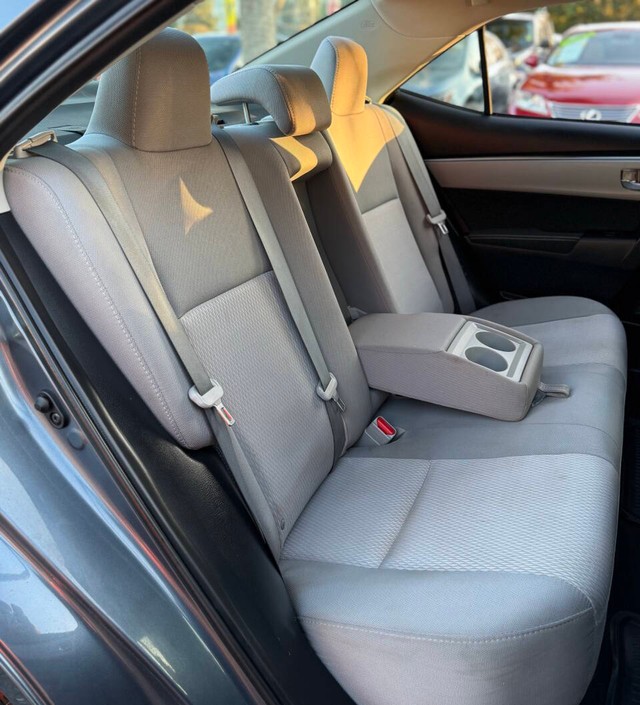 Toyota Corolla Vehicle Full-screen Gallery Image 13