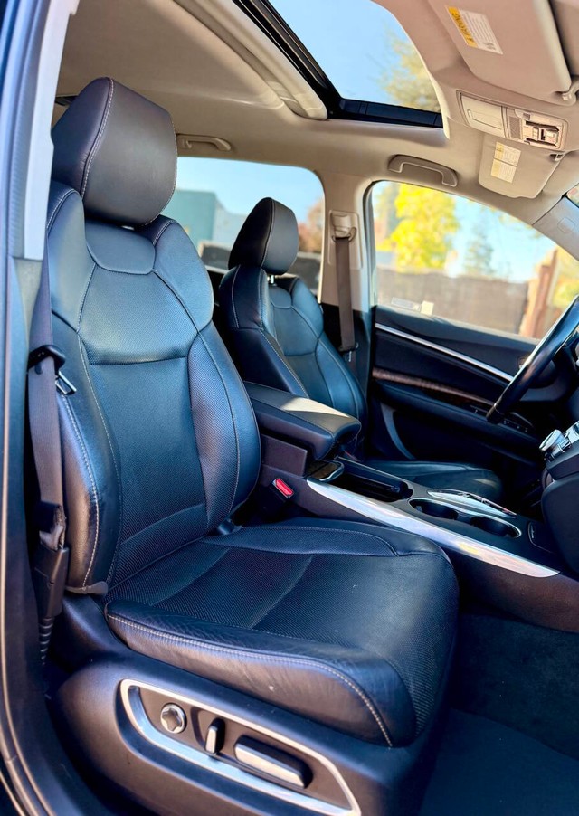 Acura MDX Vehicle Full-screen Gallery Image 12