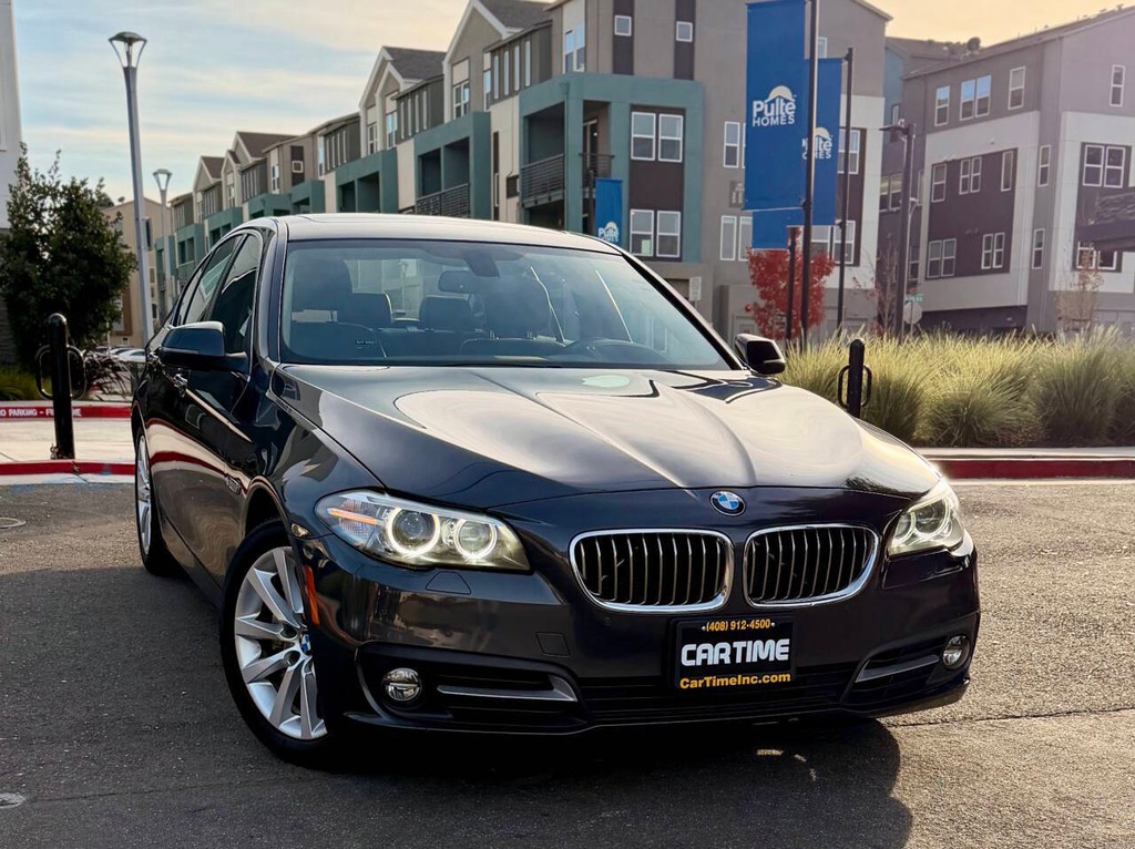 BMW 5 Series Vehicle Full-screen Gallery Image 02