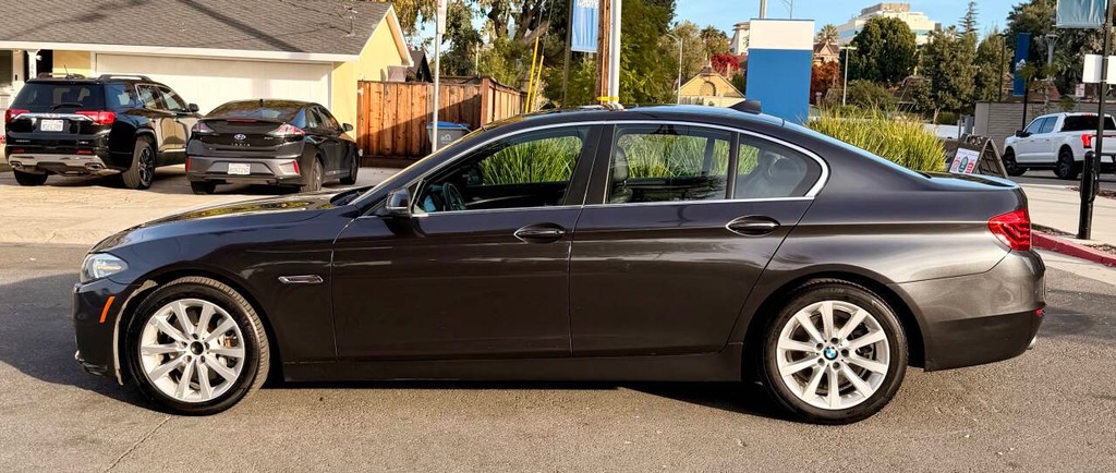 BMW 5 Series Vehicle Full-screen Gallery Image 03