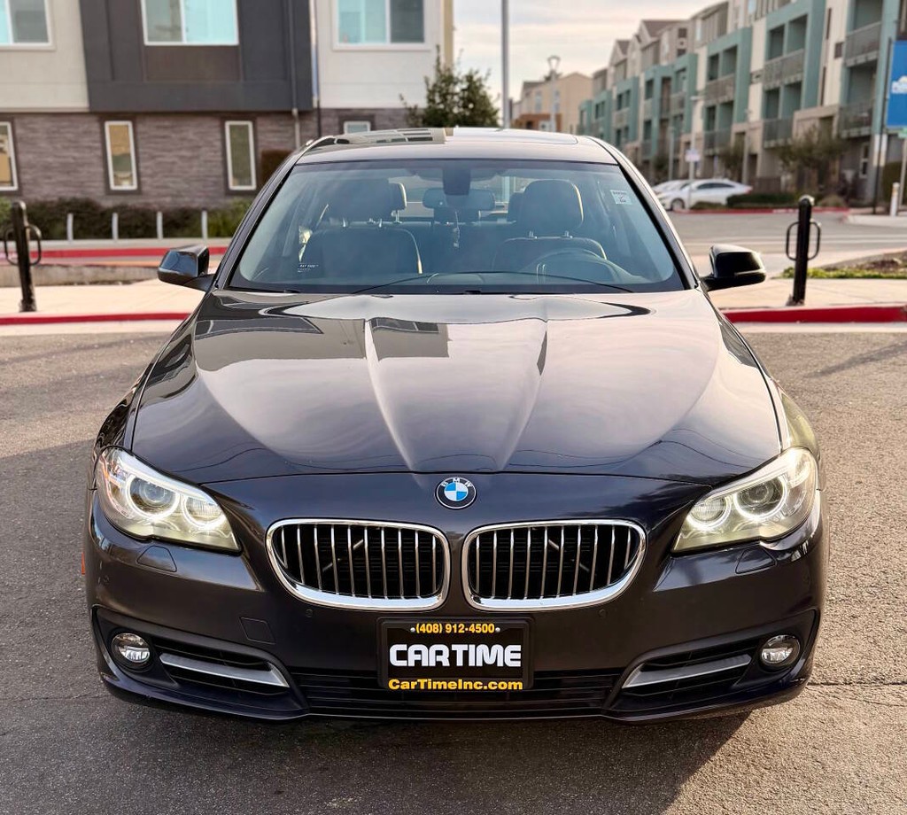 BMW 5 Series Vehicle Full-screen Gallery Image 04