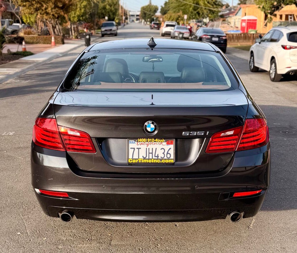 BMW 5 Series Vehicle Full-screen Gallery Image 05